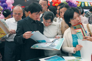 市民蜂擁在黃山春季房交會(huì)展廳了解房產(chǎn)信息