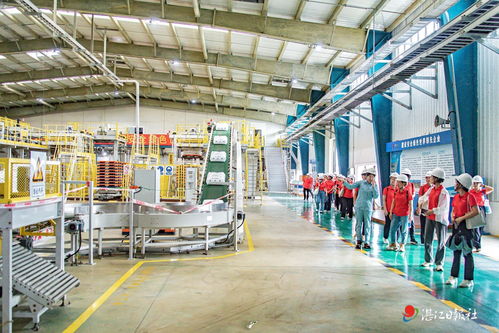 老師近距離感受綠色智能工廠(chǎng)魅力